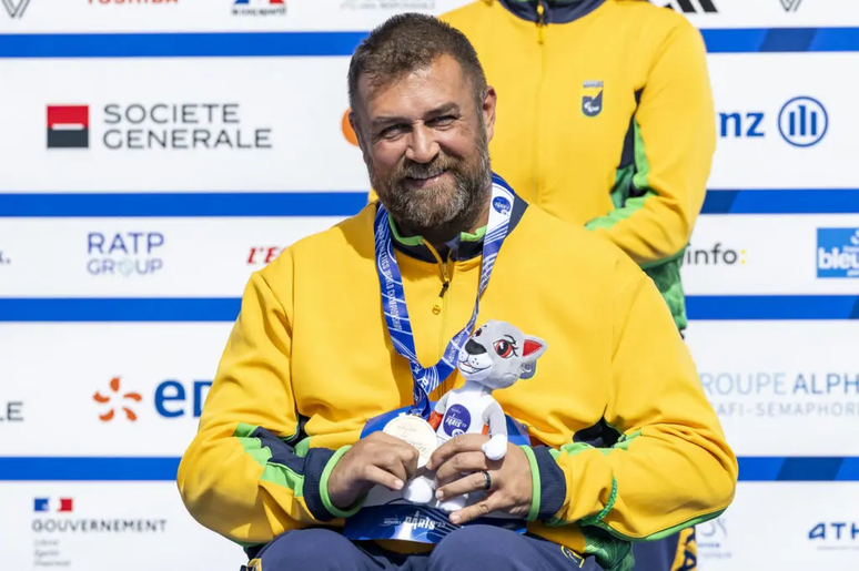 André Rocha com sua medalha de bronze, no Mundial de atletismo de Paris 2023