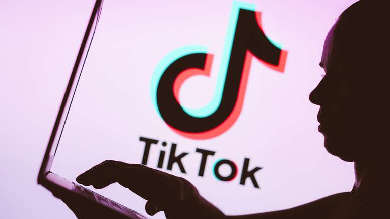 Ex-executiva do TikTok diz que foi demitida por denunciar preconceito de sexo e idade