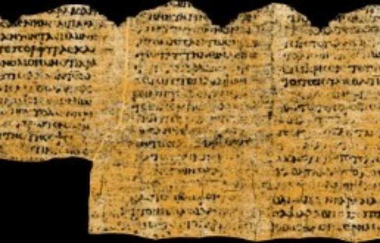 IA desvenda textos ocultos em papiro