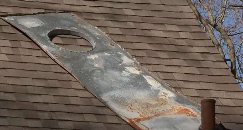 Moradores da Filadélfia, nos EUA, encontram objeto estranho no telhado de casa