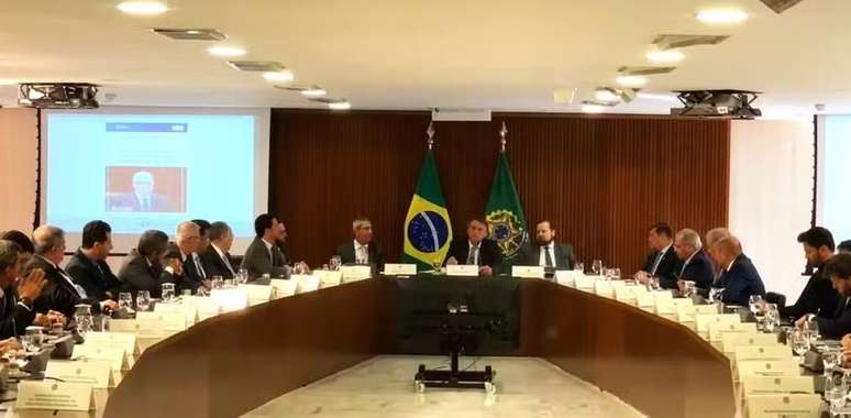 Em reunião, Bolsonaro pede para ministros 'fazerem alguma coisa' antes da eleição: 'Vamos ter que reagir'
