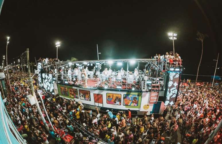 Timbalada comandou trio no primeiro dia de carnaval de Salvador