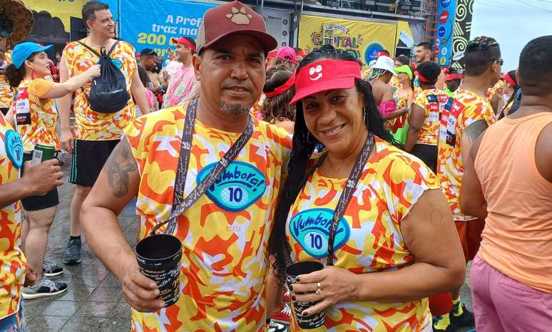 Casal aproveita bloco mesmo com chuva