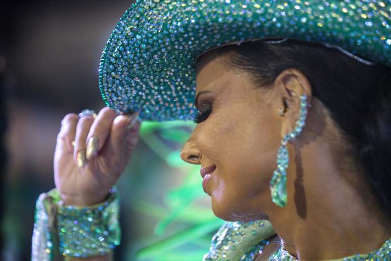 Viviane Araújo é rainha de bateria da Mancha Verde há 19 anos 