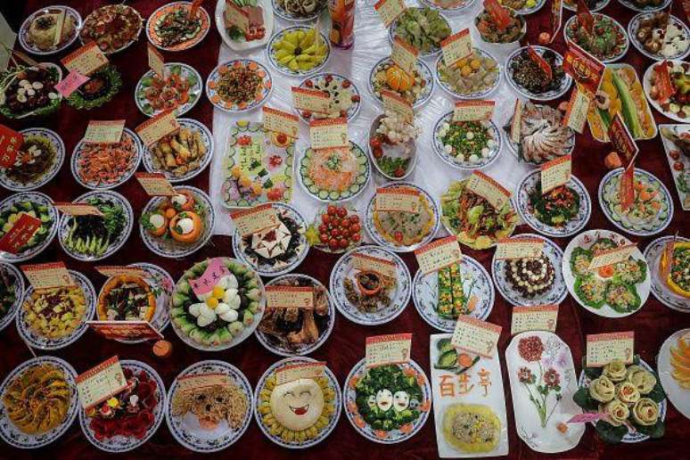 Para as festividades são preparados pratos especiais dependendo de cada país ou região