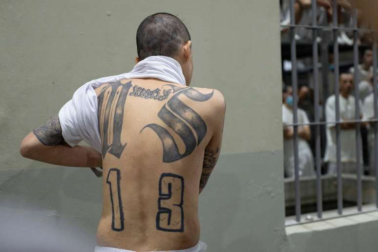 As tatuagens deste preso indicam que ele é membro da gangue Mara Salvatrucha