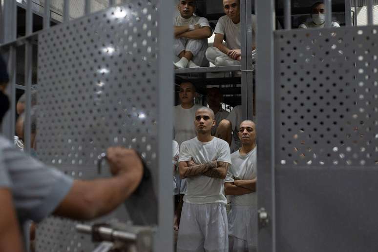 Detentos do Cecot passam apenas 30 minutos por dia fora das celas