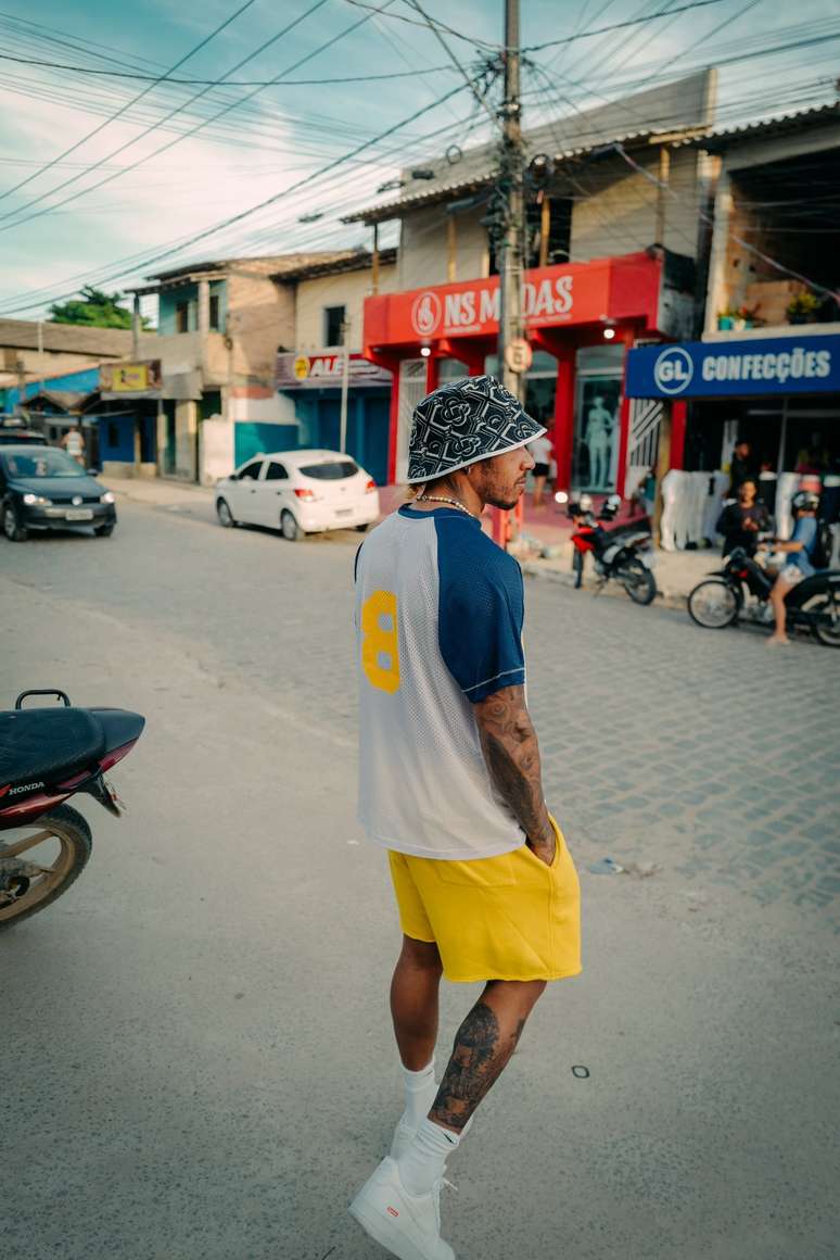 After posting the photos in Trancoso, Lewis Hamilton receives an invitation to watch the match in Bahia