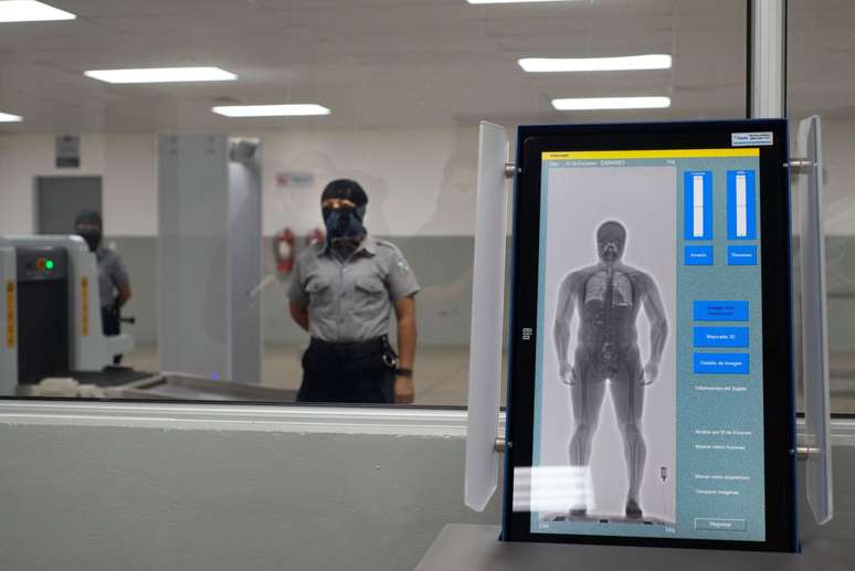 As medidas de segurança na prisão incluem uma máquina de raio X para detectar itens escondidos que mostram até órgãos internos