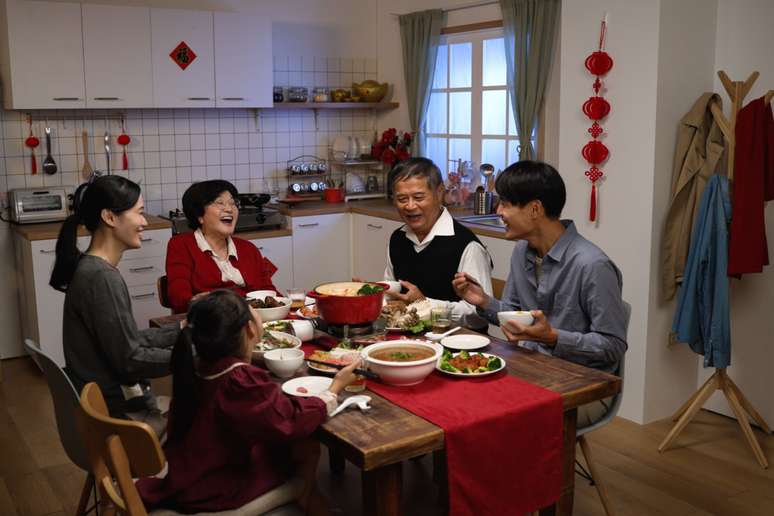 Famílias celebram com refeição especial o Ano-Novo Chinês, unindo tradição, votos de felicidade, saúde e prosperidade 