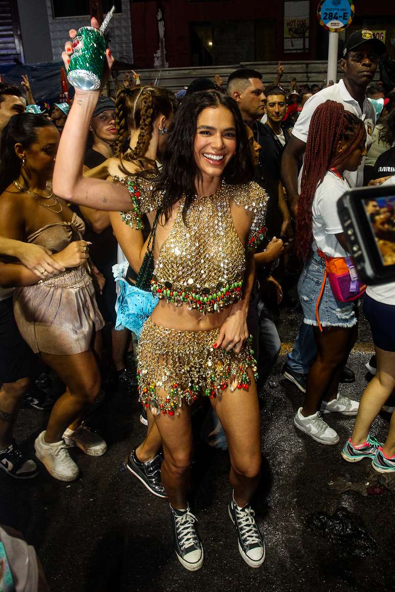 Bruna Marquezine curte carnaval com look brilhante