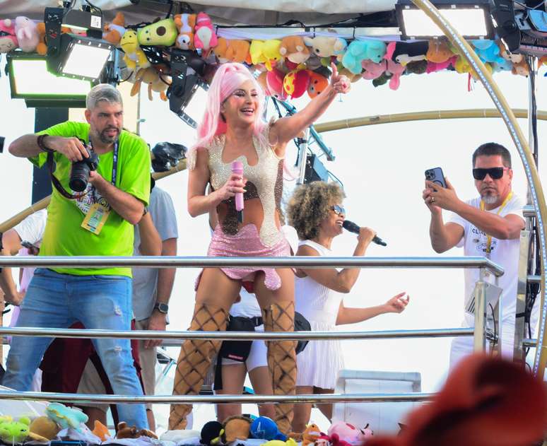 Claudia Leitte arrasa em look durante circuito Barra-Ondina no carnaval de Salvador.