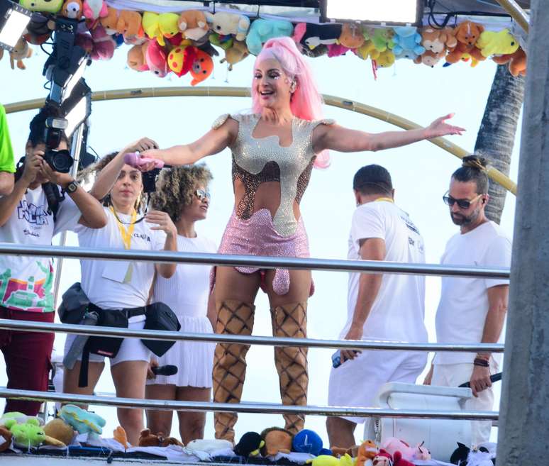Claudia Leitte arrasa em look durante circuito Barra-Ondina no carnaval de Salvador.