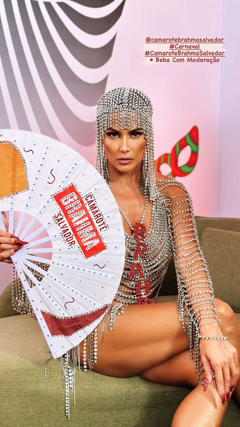 Deborah Secco mostra look de brilhos em camarote no carnaval de Salvador