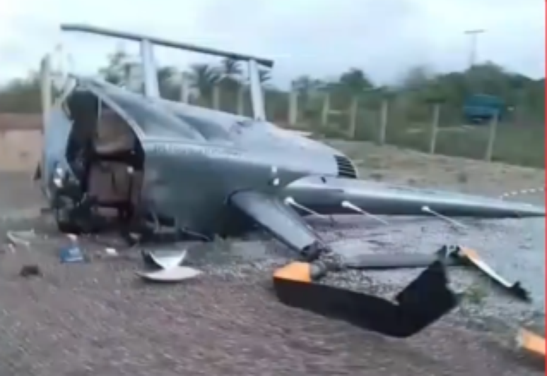 O helicóptero aparece bastante danificado após a queda