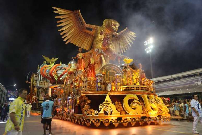 Águia de Ouro contou a história do rádio em passagem pelo sambódromo.