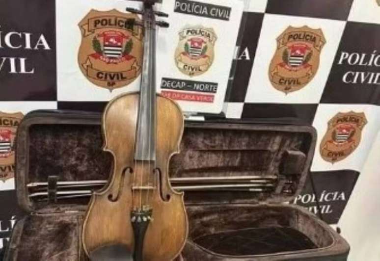 O violino, fabricado há mais de 100 anos, foi furtado no ano passado, depois que o dono se apresentou em um clube da capital.