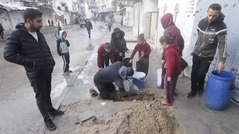 Moradores de Gaza estão usando as próprias mãos para cavar e encontrar água