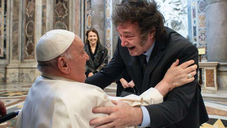 Javier Milei e Papa Francisco se cumprimentam durante o evento