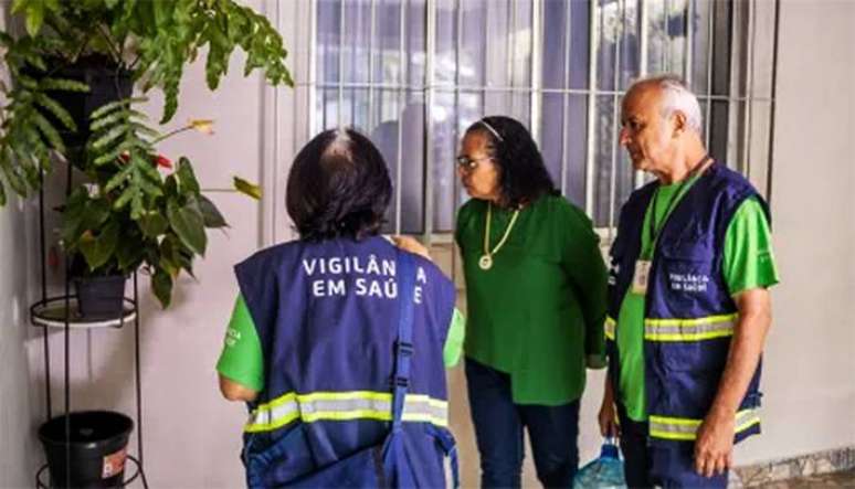 Agentes de saúde visitam domicílios paulistanos para orientar moradores sobre o combate à dengue e evitar a proliferação do mosquito Aedes