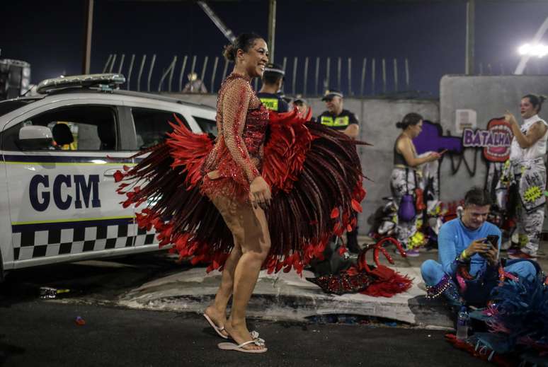Na dispersão, integrantes da Vai-Vai comemoram fim de desfile e retorno da escola ao Grupo Especial do carnaval de São Paulo em meio ao cansaço e a dores físicas. 