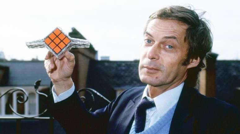 Em 1975, o acadêmico húngaro Ernő Rubik depositou a patente da sua invenção que se tornaria um fenômeno mundial.
