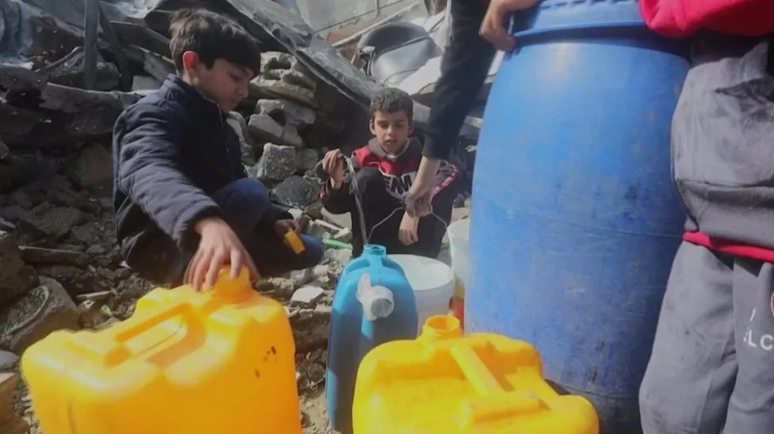 Tubulações que transportam água para os 2,3 milhões de habitantes de Gaza foram danificadas ou destruídas