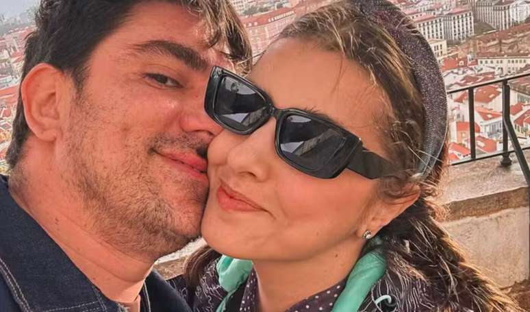 Ex-mulher de Marcelo Adnet sofre com separação e pede vaga de emprego em programa de TV.