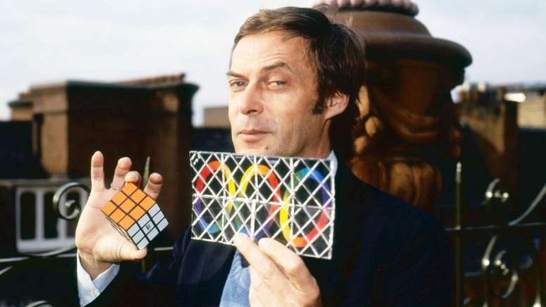 Em 1975, Rubik decidiu solicitar a patente de seu "Cubo Mágico"