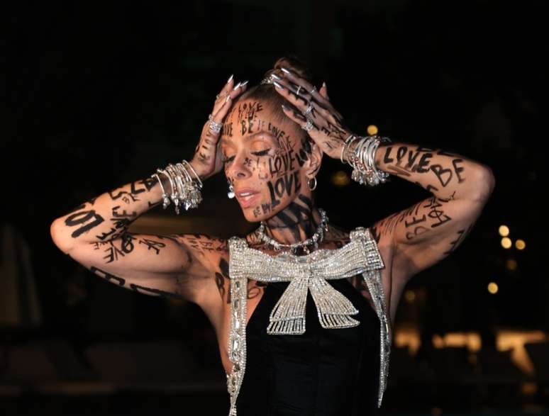 Ela levou seis horas para fazer as 'tatuagens' do look