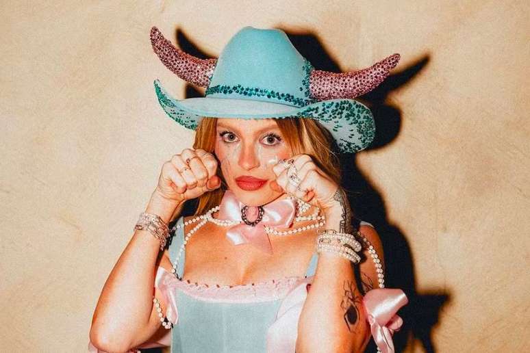 Luísa Sonza apareceu com fantasia com chapéu de chifres neste carnaval