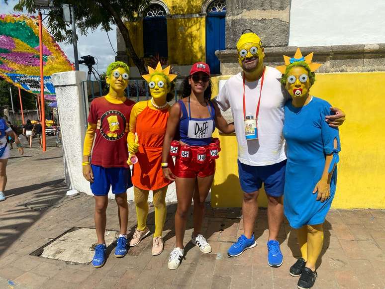 Fam&iacute;lia se inspira nos Simpsons para criar fantasia