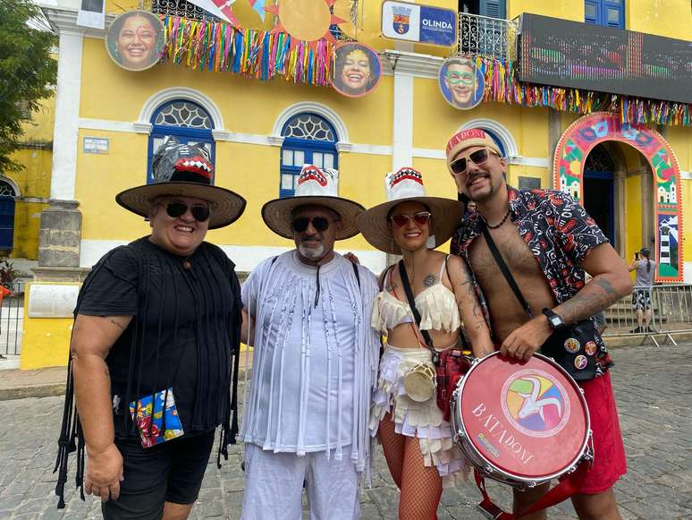 Em fantasia, grupo usa personagem s&iacute;mbolo do carnaval de Pernambuco