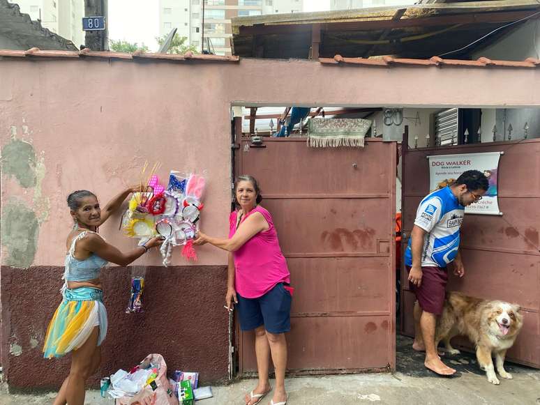 Assim como no dia a dia, Silvia Letícia juntou a família toda para participar das vendas no carnaval