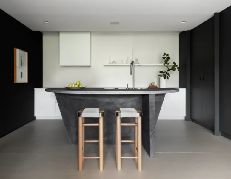 15. Black and gray kitchen: the distinctive design of this island is the heart of the environment – ​​Project: Gabriel Bordin |  Photo: Lio Simas/CASACOR