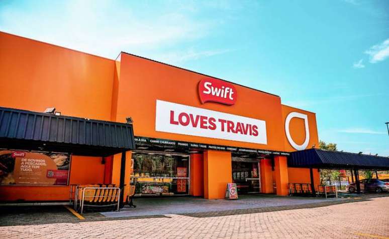 Na fachada das lojas da Swift, marca colocou faixas com mensagem para o jogado do Kansas City Chiefs, atual namorado da cantora Taylor Swift