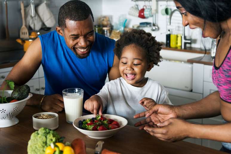 A alimentação das crianças deve ser rica e variada em nutrientes 