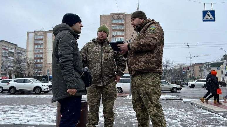 Oficiais de recrutamento estão tendo problemas para encontrar pessoas para lutar na guerra