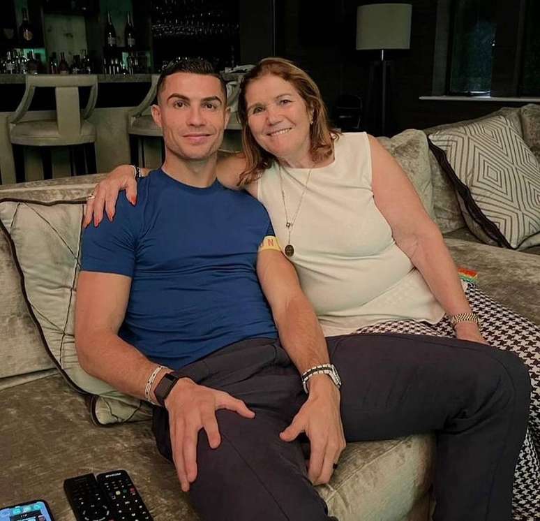 Cristiano Ronaldo posa para foto com sua mãe, Maria Dolores Aveiro.