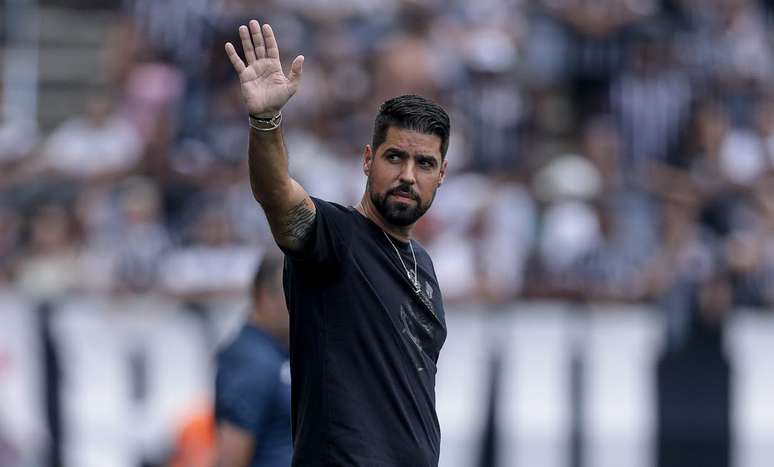 António Oliveira exalta elenco e celebra primeira vitória pelo Corinthians: 'estou muito agradecido a eles'. 