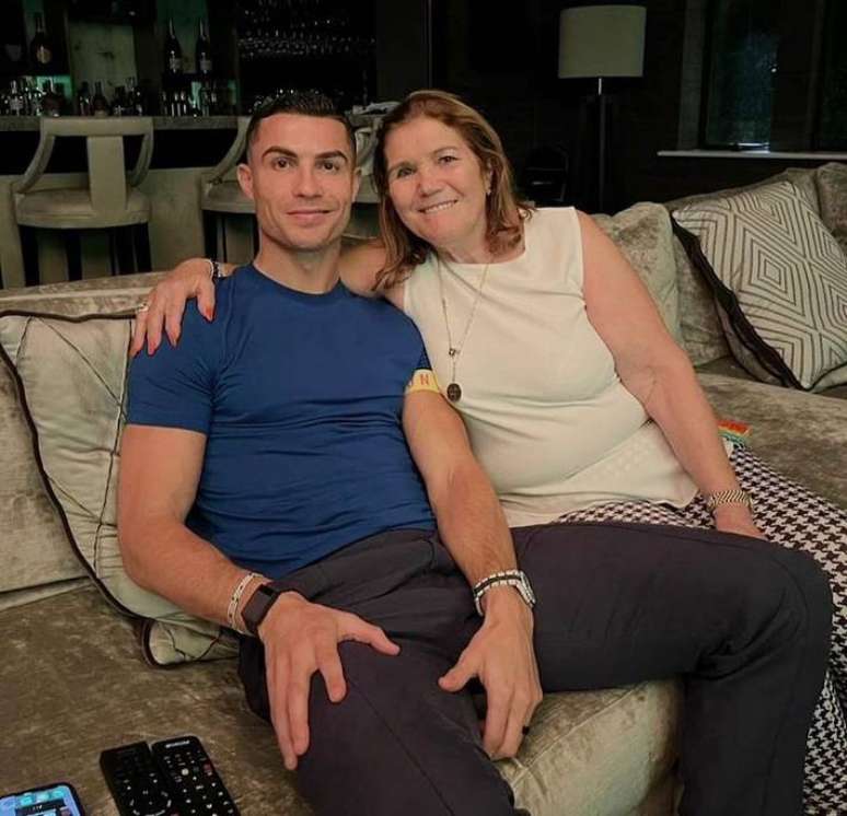 Cristiano Ronaldo posa para foto com sua mãe, Maria Dolores Aveiro.