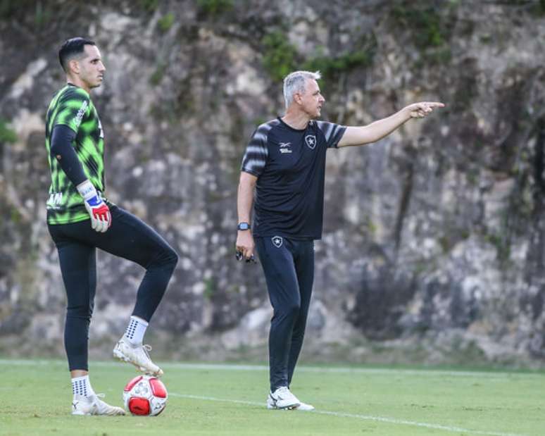 Tiago Nunes comanda treino do Botafogo 