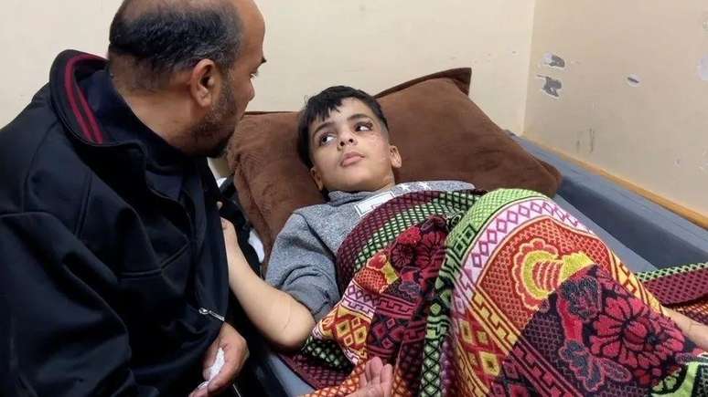 Ibrahim, deitado na cama do hospital, perdeu a irmã, a mãe e o avô quando mísseis atingirem sua casa