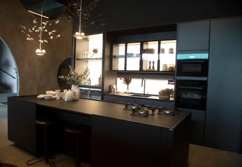 10. Black, gray and green kitchen: young and masculine environment for a technological and digitally influenced resident – ​​Project: Leo Shehtman |  Photo: Henrique Padilha/CASACOR