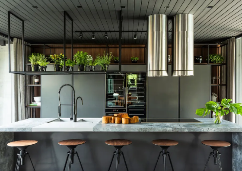 13. Black and gray kitchen: a dark environment, but which conveys lightness – Project: Cris Passing and Giovane Marangoni |  Photo: Mariana Boro/CASACOR
