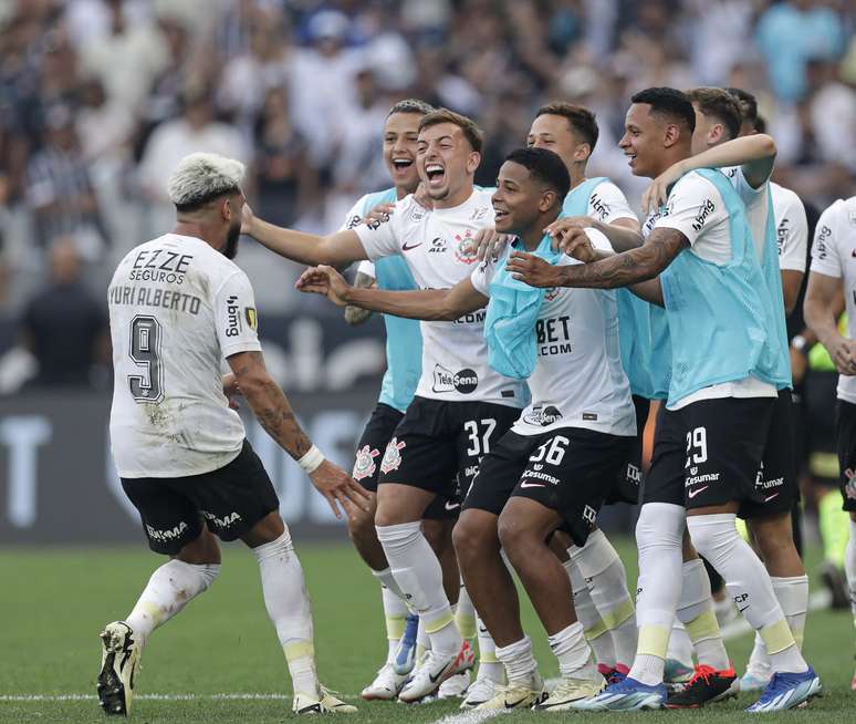 Após marcar gol que decretou a vitória do Corinthians, Yuri Alberto agradece apoio e enaltece novo técnico: 'Vou com ele até o fim'. 