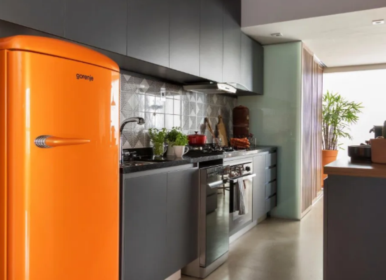 12. Cozinha preta e cinza: geladeira laranja se destaca neste espaço – Projeto: Estúdio SP | Foto: Rafael Renzo/CASACOR