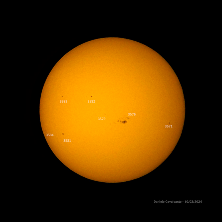 A mancha solar AR 3576 aparece na parte central da foto (Imagem: Daniele Cavalcante)