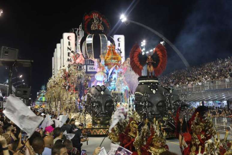 Desfile do Vai-Vai, primeira escola de samba a desfilar no carnaval paulista no sábado, entrou na mira de deputados federais de direita