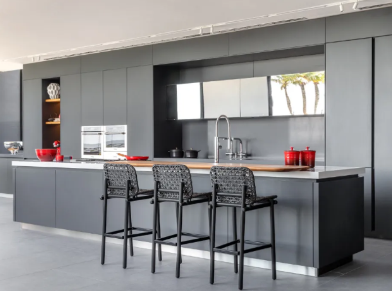 11. Black and gray kitchen: minimalist and versatile space, with large worktops and spacious cabinets – Project: Tufi Mousse |  Photo: Fábio Jr Severo/CASACOR